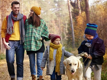 Famiglia con cane in vacanza