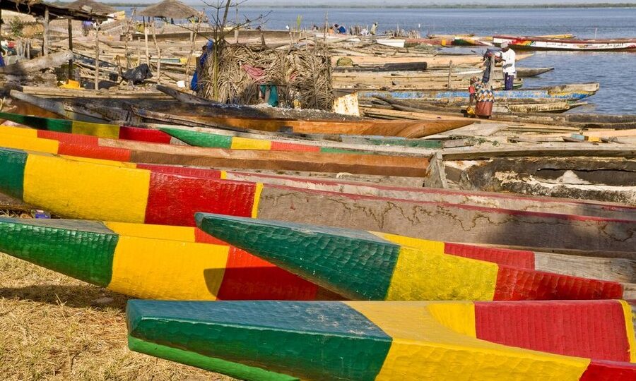 Barche colorate sulle coste del Senegal