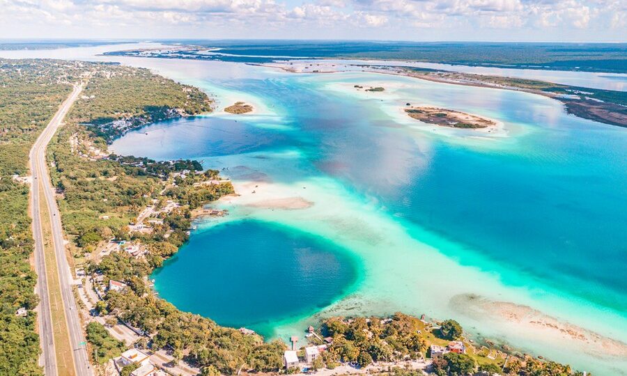 Veduta aerea della Laguna di Bacalar (Messico)