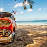 Auto d'epoca con bandiera di Cuba