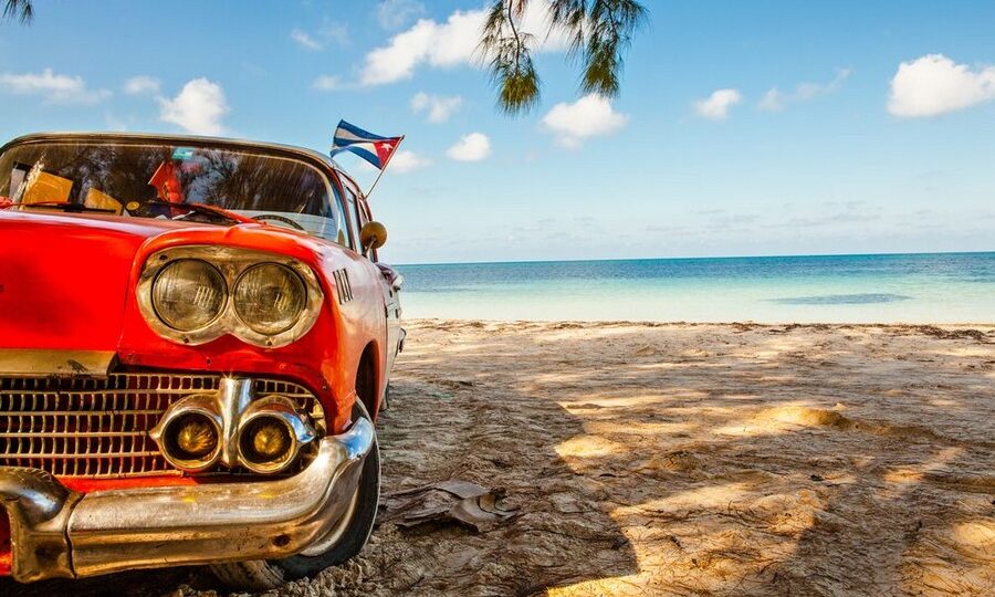 Auto d'epoca con bandiera di Cuba