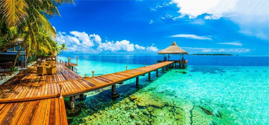 Pontile sospeso su un mare da sogno alle Maldive