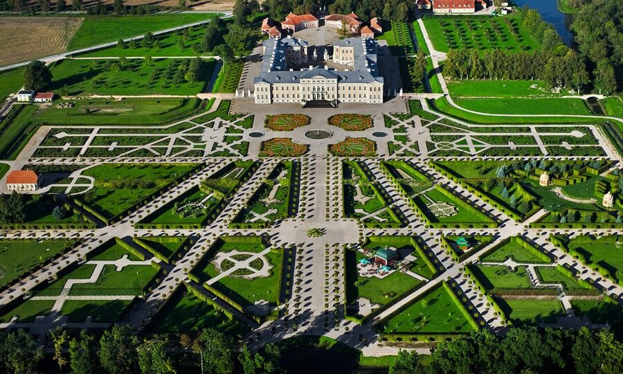 Palazzo di Rundale e giardini esterni